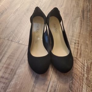 Me Too size 8.5 black wedges